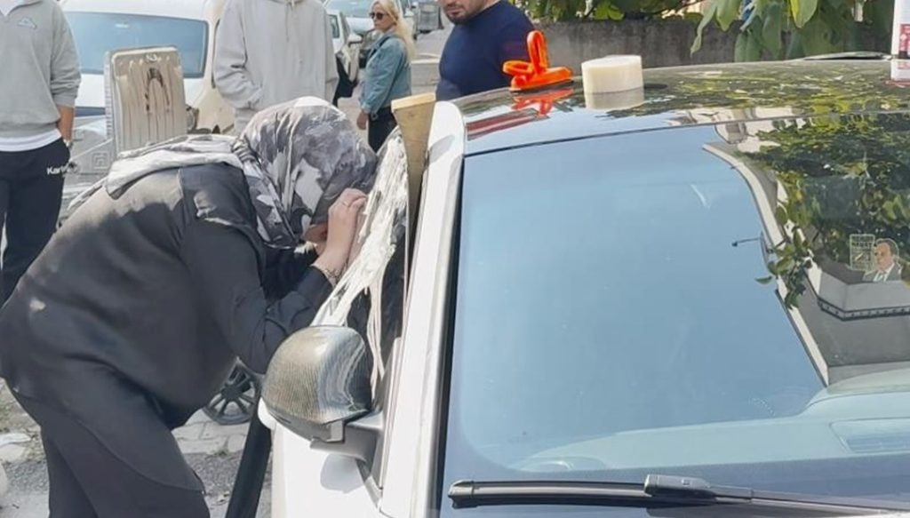 İki yaşındaki çocuk otomobilde kilitli kaldı