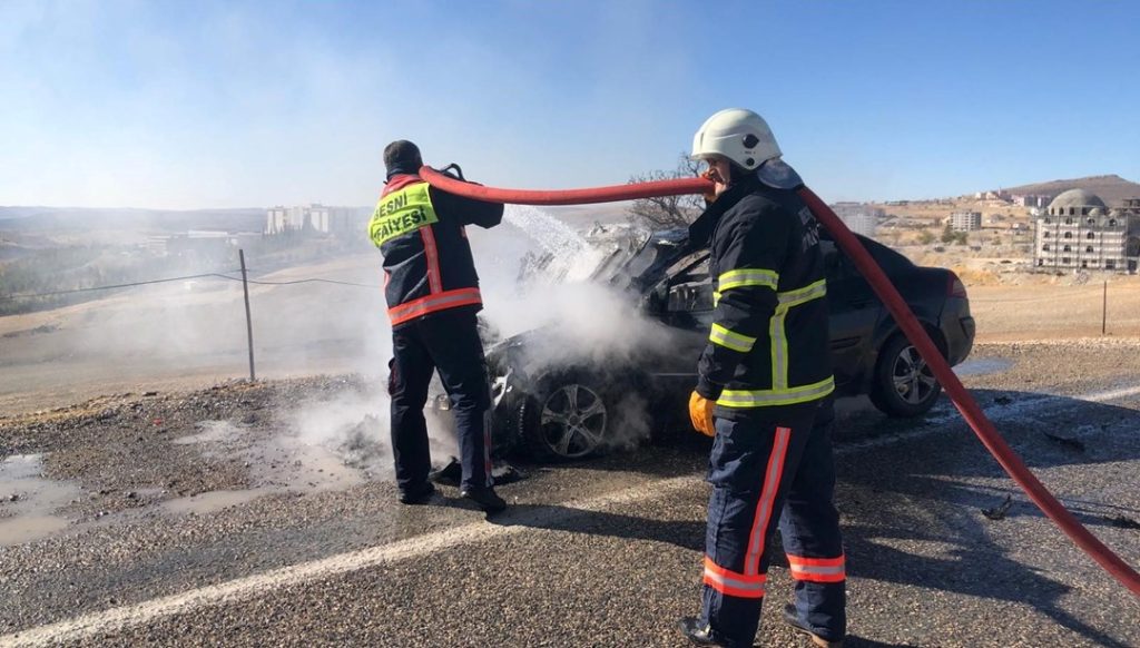 Seyir halindeki otomobil yandı | NTV Haber
