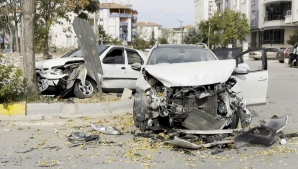 Aksaray’da üç araç birbirine girdi: Otomobiller hurdaya döndü