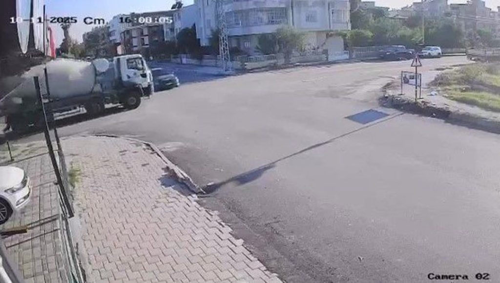 Hatay’da beton mikseri ile otomobil çarpıştı