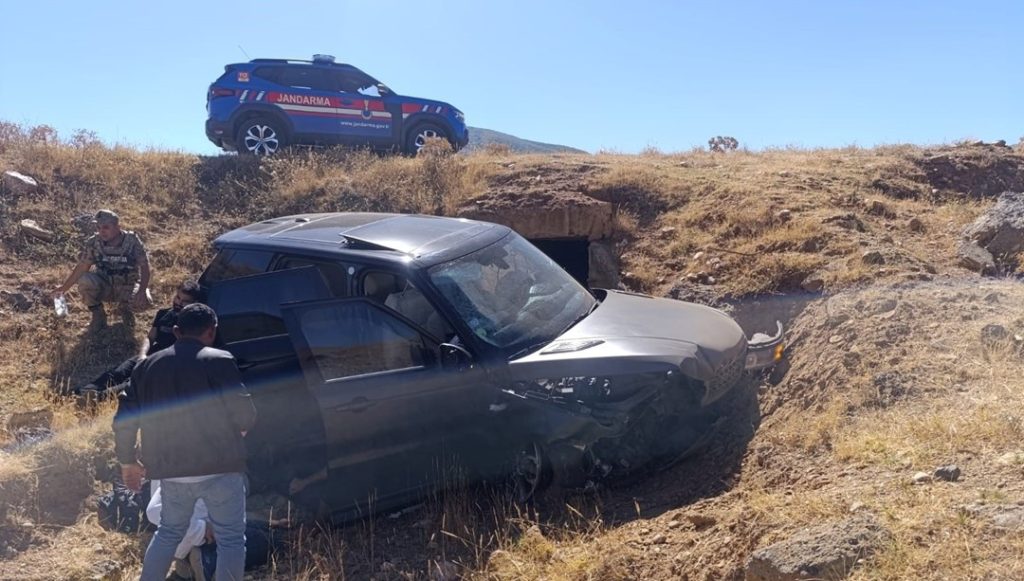 Muş’ta takla atan araç şarampole uçtu: 3 yaralı