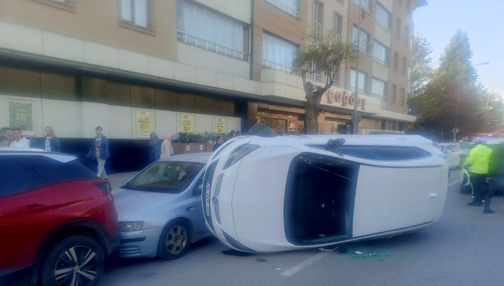 Kontrolden çıkan otomobil park halindeki araçlara çarptı