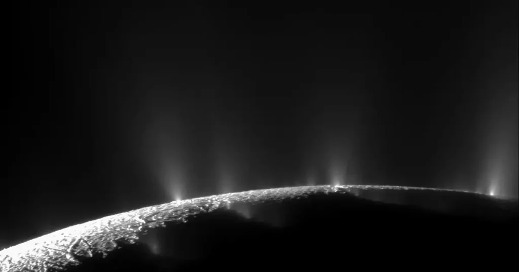 Enceladus’ta yaşanabilir mi? NASA’dan günün fotoğrafı