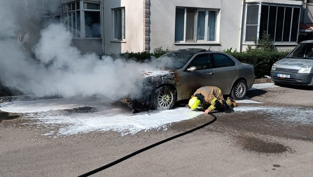 Balıkesir’de park halindeki araç alev aldı