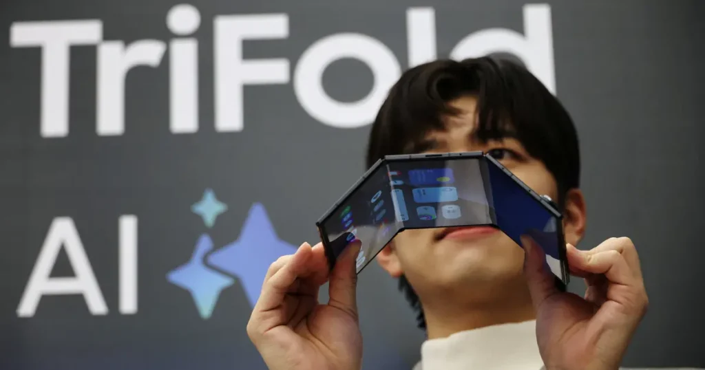 Telefondan tablete dönüşüyor, Samsung ilk üç katlı telefonunu tanıttı