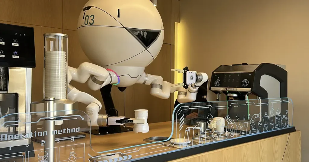 Bu kafede kahvenizi robot yapıyor ve servis ediyor. Robot kafeye ilgi büyük