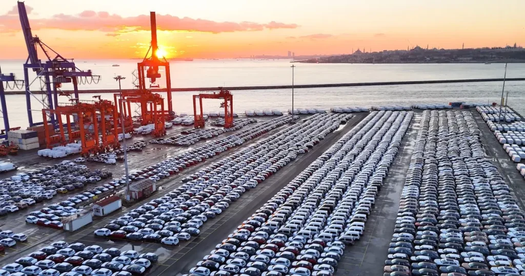 Binlerce araç bir arada bekletiliyor. Haydarpaşa limanı adeta oto galeri oldu