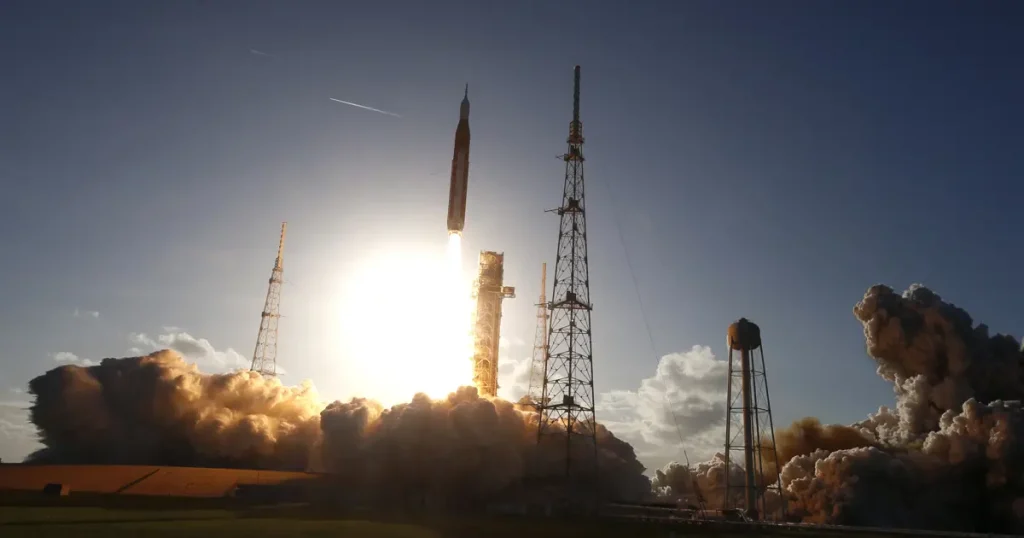 Tarihi uçuş başladı. Yarım asır sonra Ay yolculuğu