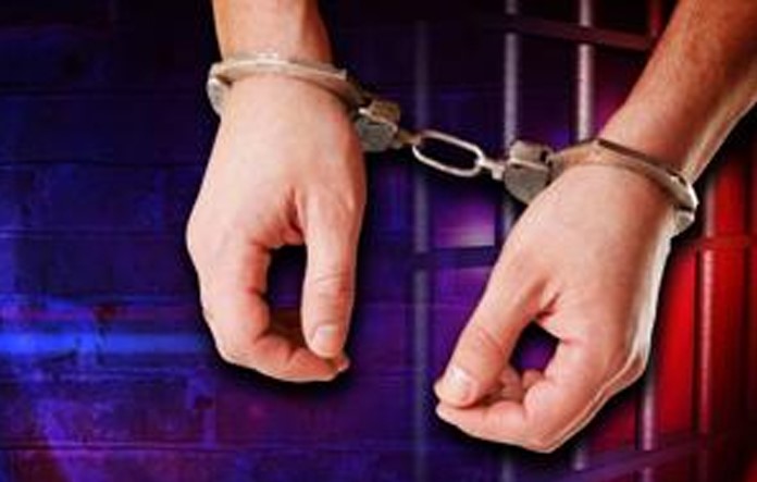 Direksiyon hakimiyetini kaybedip, su hendeğine çarpan alkollü sürücü tutuklandı – BRTK
