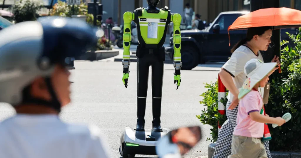Çin sokaklarında robot polisler trafik denetimine başladı