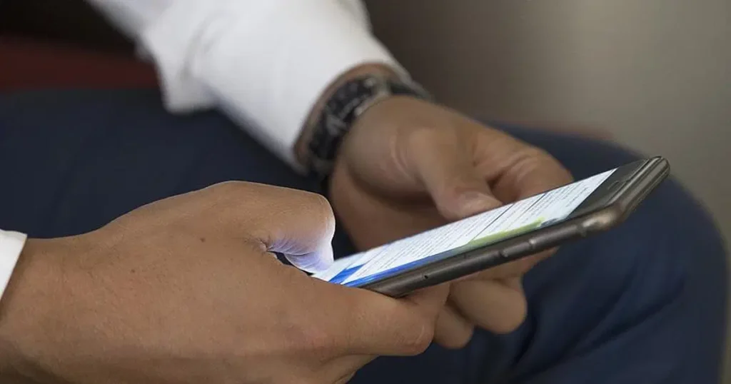 Akıllı telefonlar bizi dinliyor mu? Uygulama yüklerken buna dikkat