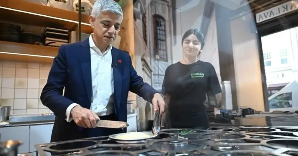 Londra Belediye Başkanı Khan, Türk restoranında künefe yaptı