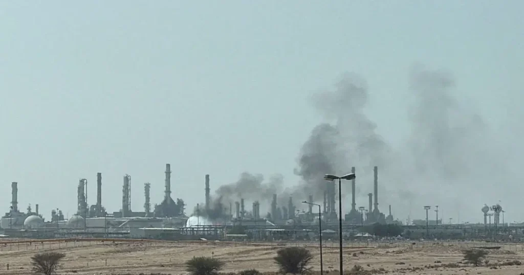 Yemen’de savaş şiddetlendi. Engellenen füze parçaları Riyad’da 4 kişiyi yaraladı