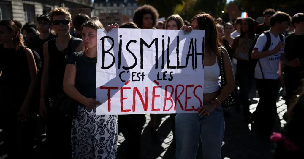 Fransa’da eylemciler neden “Bismillah, c’est les ténèbres” sloganını kullanıyor?