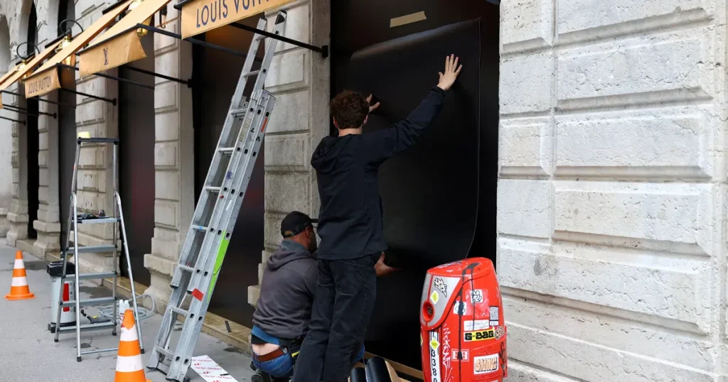Paris’te yağma korkusu. Vitrinler tahtalarla kapatıldı