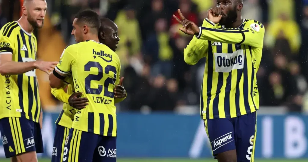 Fenerbahçe krizin gölgesinde çıktığı maçta Alanyaspor’u 3 golle geçti, derbi öncesi moral buldu