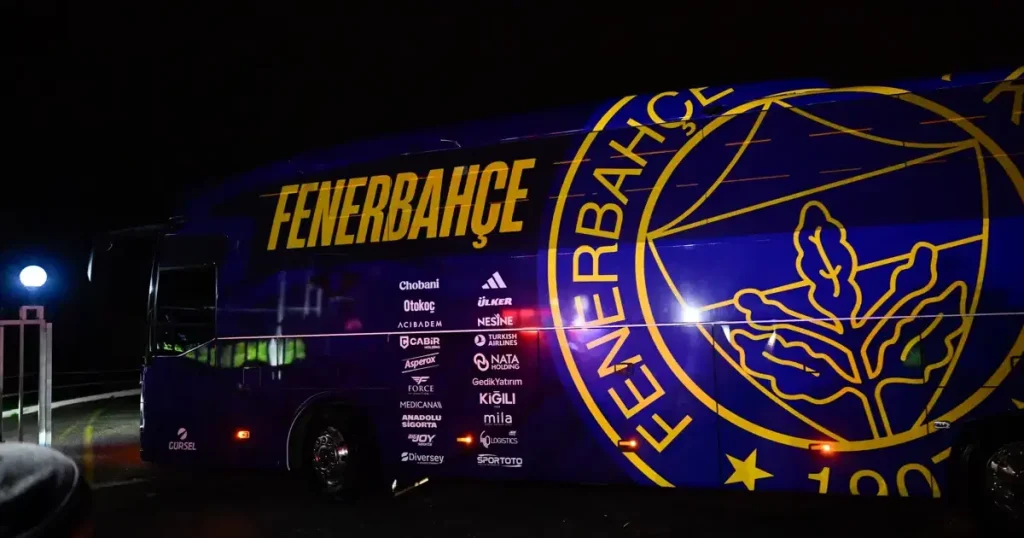Fenerbahçeli taraftarlar, Samandıra’da takımı protesto ettiler