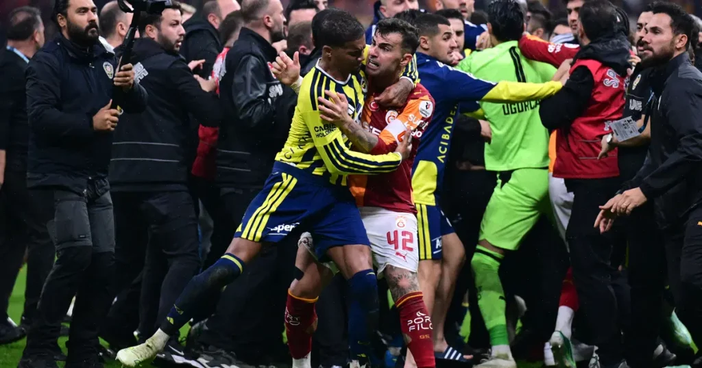 Derbi bitti, birbirlerine girdiler. Fenerbahçeli Brown ve Galatasaraylı Abdülkerim’den olay açıklama