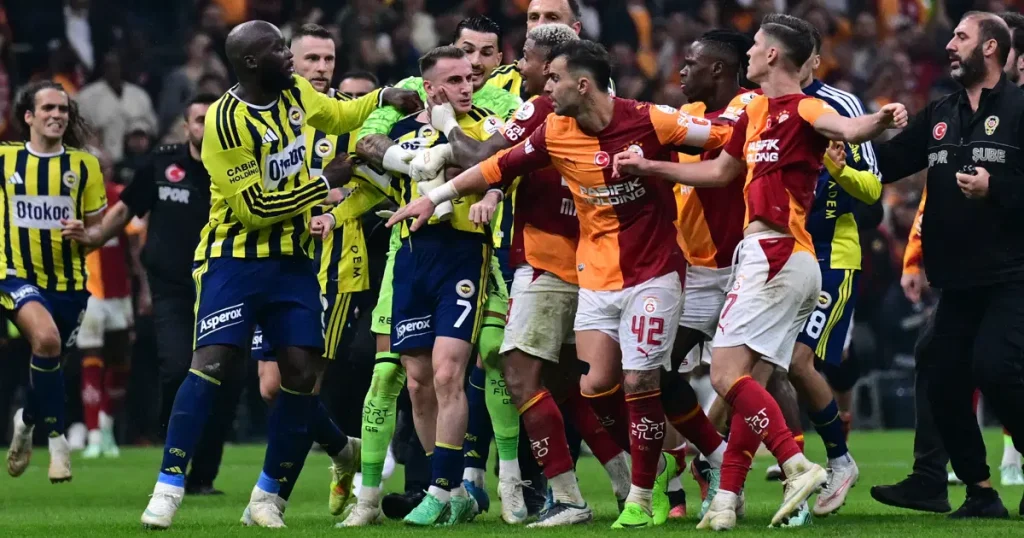 Fenerbahçe’den derbi sonrası çıkan kavga için açıklama. “Futbolcularımıza saldırıldı”