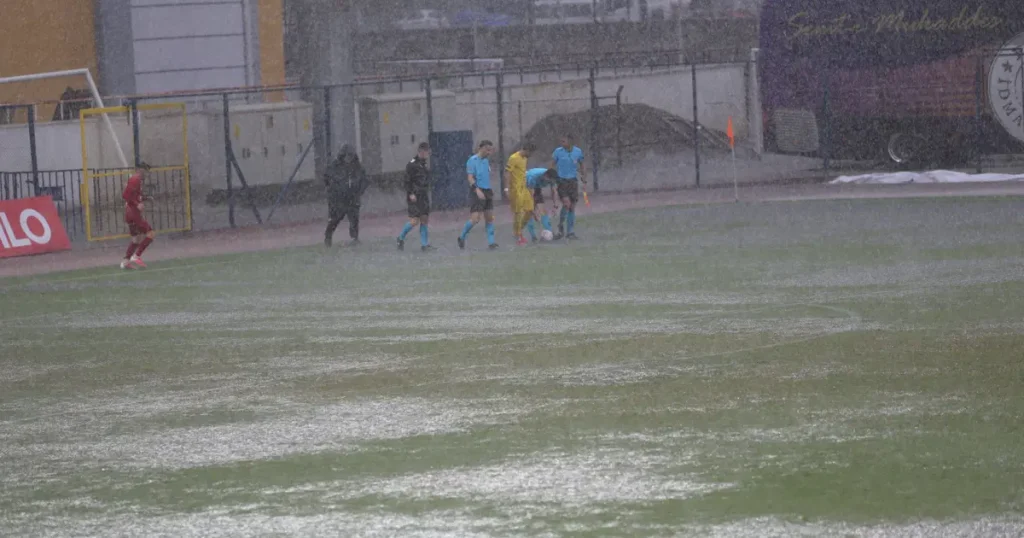 Kupada Fethiyespor-Eyüpspor maçına yağmur engeli