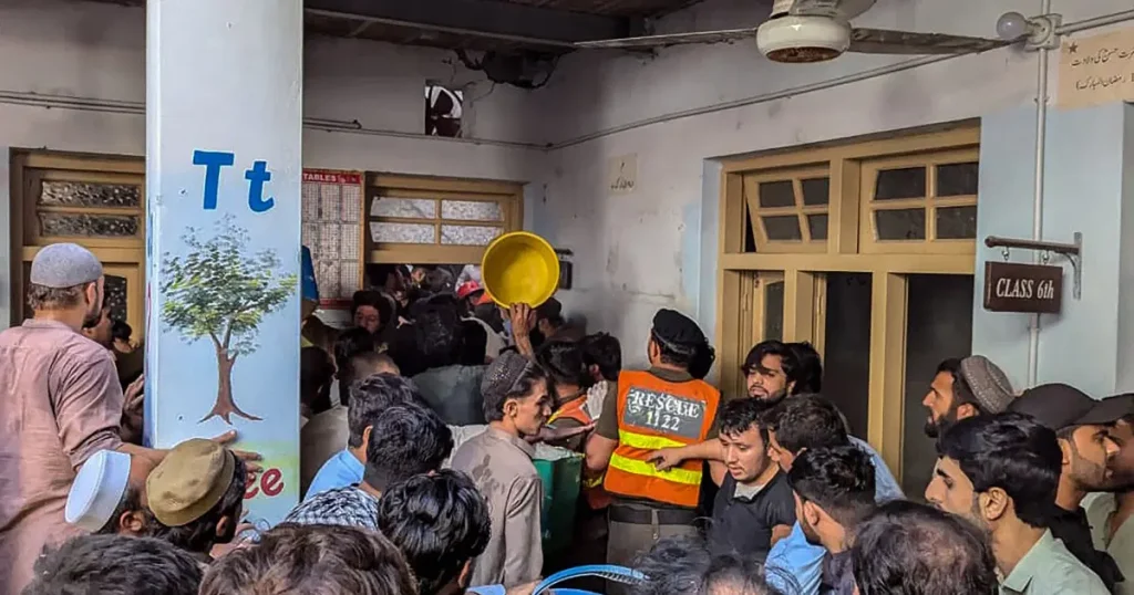 Pakistan’da okulun çatısı çöktü. 17 öğrenci, 1 öğretmen hayatını kaybetti