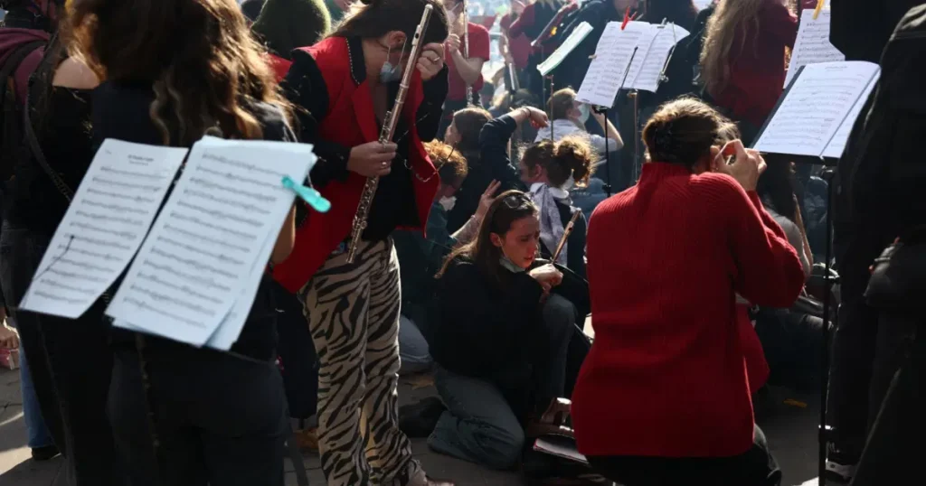 Eylemlere destek için sokağa çıkan orkestra, gaz altında bile susmadı. Şarkılar dikkat çekti
