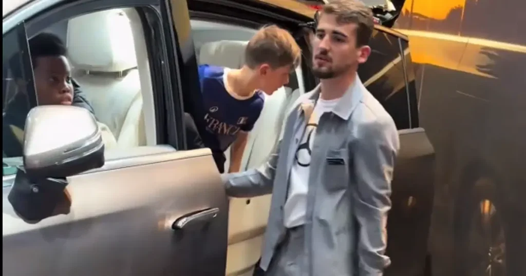 Küçük çocuk, fuardaki lüks Mercedes’i duvara çarptı: Marka inceleme başlattı
