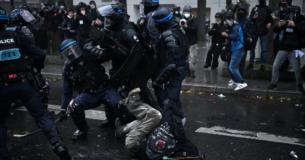 Fransa’da tansiyon yüksek. Polis göstericilere müdahale ediyor