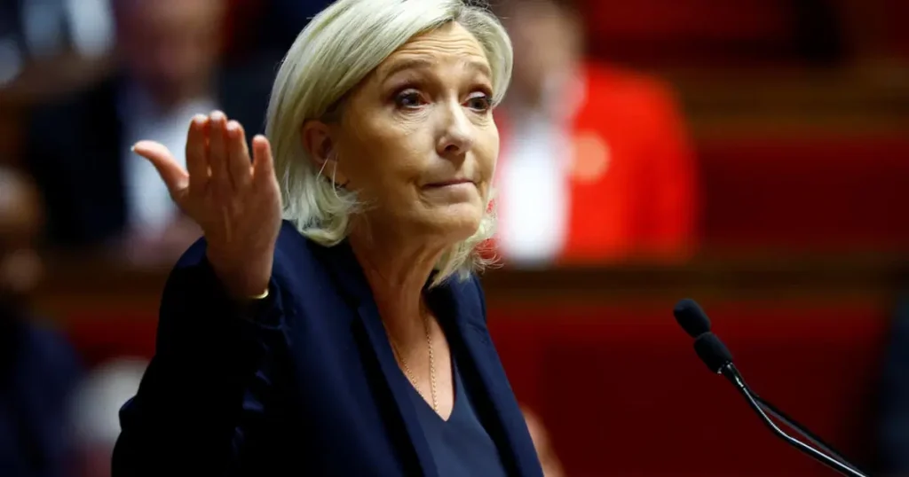 Fransa’daki kaos devam ediyor. Le Pen sokaktaki öfkeyi oya çevirme peşinde