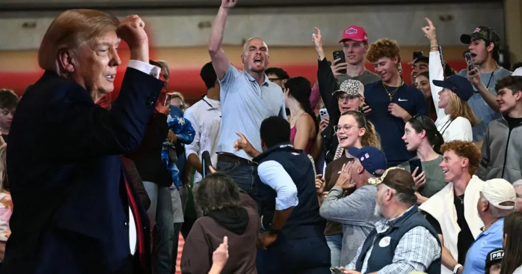 Mitingde Trump’ı protesto edenler yaka paça salondan atıldı