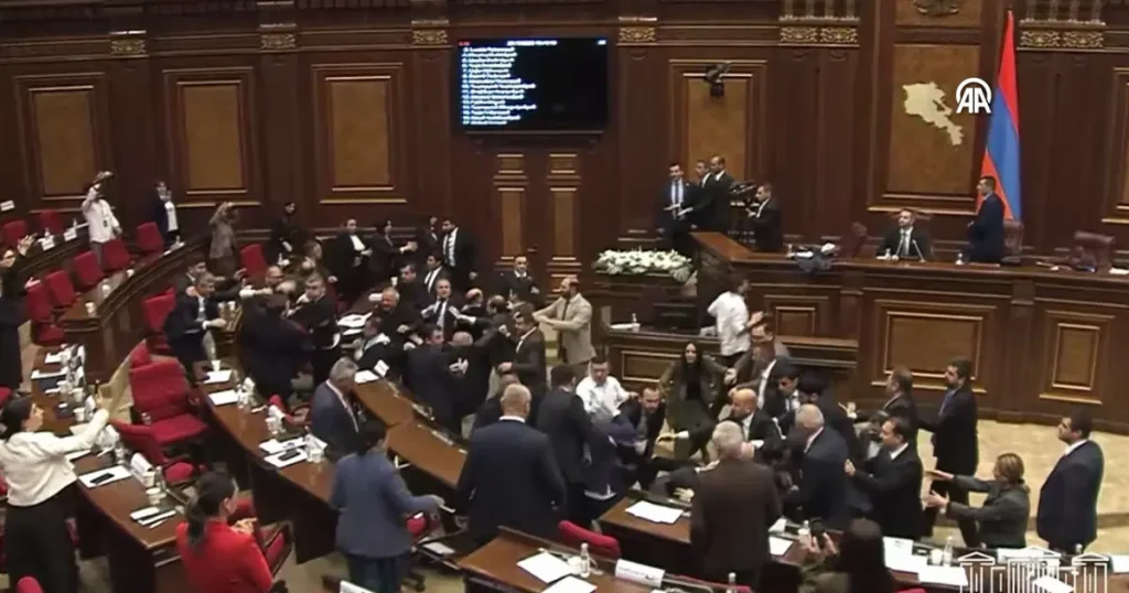 Ermenistan Parlamentosu’nda tekmeler yumruklar havada uçuştu