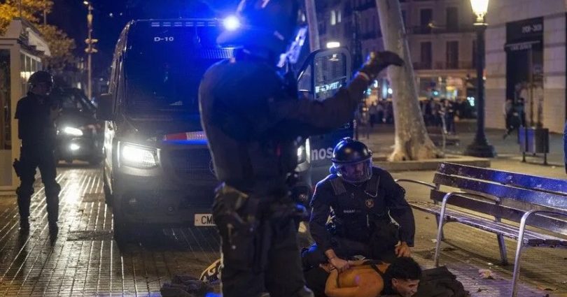 Barselona’daki şiddet olaylarında yaklaşık 100 kişi gözaltına alındı – Kıbrıs Gazetesi
